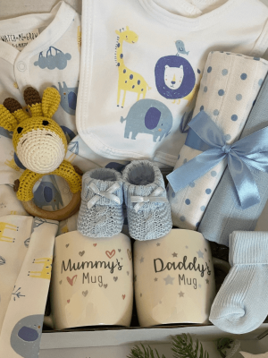 Giraffe Baby Gift Set thats filled with a matching safari first clothing set in blue , booties, muslins and mummy and daddy mugs