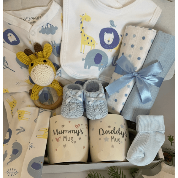 Giraffe Baby Gift Set thats filled with a matching safari first clothing set in blue , booties, muslins and mummy and daddy mugs